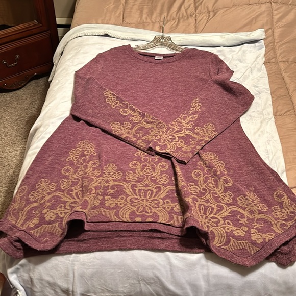 Large purple sweater with gorgeous design on sleeves and around the bottom - Picture 3 of 5